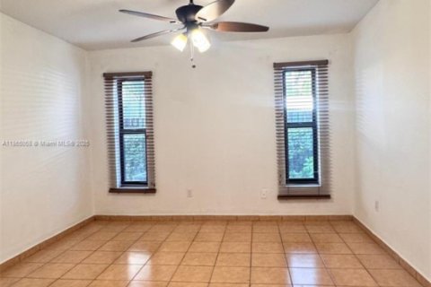 House in Sweetwater, Florida 3 bedrooms, 130.16 sq.m. № 1893283 - photo 14