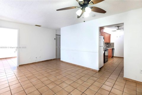 House in Sweetwater, Florida 3 bedrooms, 130.16 sq.m. № 1893283 - photo 3
