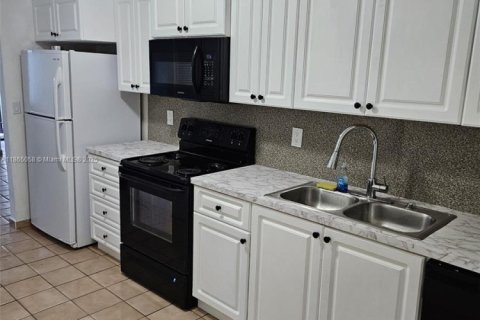 House in Sweetwater, Florida 3 bedrooms, 130.16 sq.m. № 1893283 - photo 4