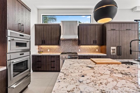 House in Lighthouse Point, Florida 3 bedrooms, 260.59 sq.m. № 2086934 - photo 7