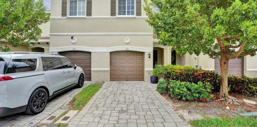 Townhouse in Deerfield Beach, Florida 3 bedrooms, 146.04 sq.m. № 2010287