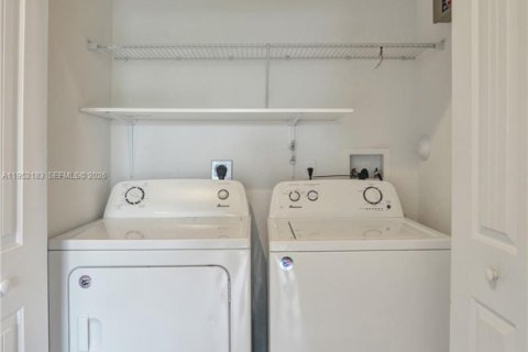 Townhouse in Deerfield Beach, Florida 3 bedrooms, 146.04 sq.m. № 2010287 - photo 15