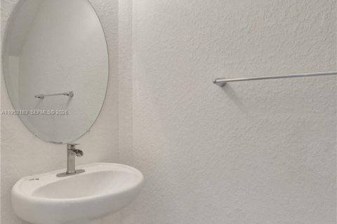 Townhouse in Deerfield Beach, Florida 3 bedrooms, 146.04 sq.m. № 2010287 - photo 22