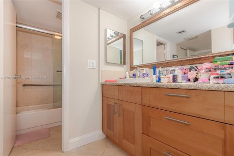 Condo in Aventura, Florida, 2 bedrooms  № 1699637 - photo 21