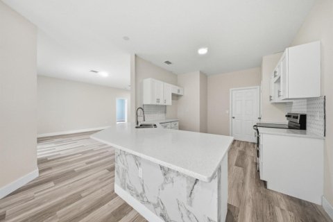 House in Port Charlotte, Florida 3 bedrooms, 153.75 sq.m. № 2190291 - photo 13