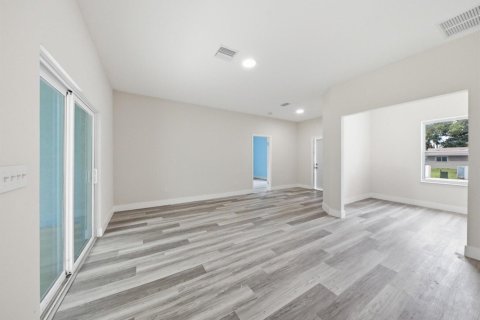 House in Port Charlotte, Florida 3 bedrooms, 153.75 sq.m. № 2190291 - photo 8
