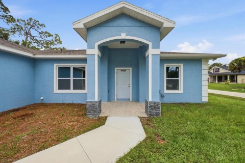 House in Port Charlotte, Florida 3 bedrooms, 153.75 sq.m. № 2190291 - photo 5