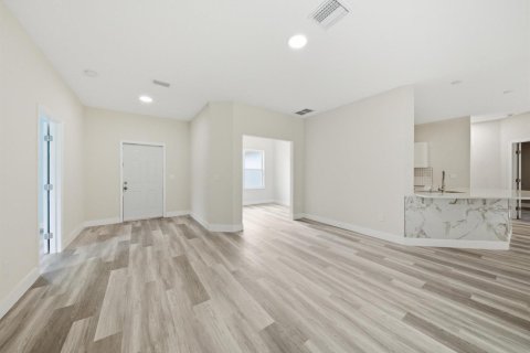 House in Port Charlotte, Florida 3 bedrooms, 153.75 sq.m. № 2190291 - photo 6