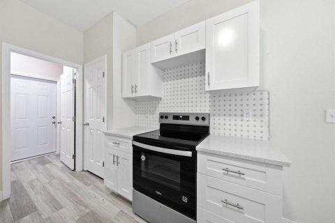House in Port Charlotte, Florida 3 bedrooms, 153.75 sq.m. № 2190291 - photo 15