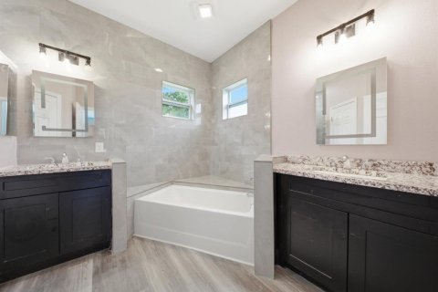 House in Port Charlotte, Florida 3 bedrooms, 153.75 sq.m. № 2190291 - photo 23