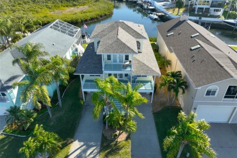 House in New Port Richey, Florida 3 bedrooms, 212.75 sq.m. № 2095553