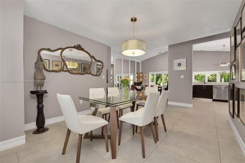 House in Miami Lakes, Florida 4 bedrooms, 204.48 sq.m. № 1821756 - photo 11