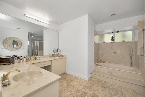 House in Miami Lakes, Florida 4 bedrooms, 204.48 sq.m. № 1821756 - photo 18