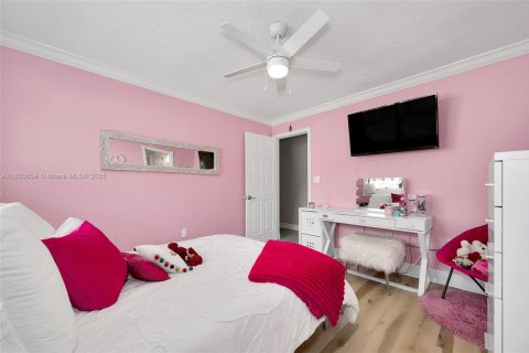 House in Miami Lakes, Florida 4 bedrooms, 204.48 sq.m. № 1821756 - photo 12