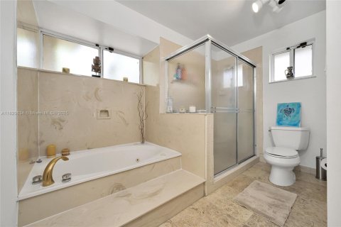 House in Miami Lakes, Florida 4 bedrooms, 204.48 sq.m. № 1821756 - photo 17