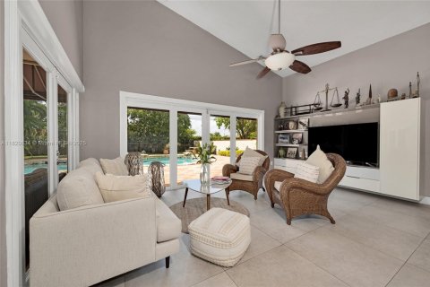 House in Miami Lakes, Florida 4 bedrooms, 204.48 sq.m. № 1821756 - photo 9