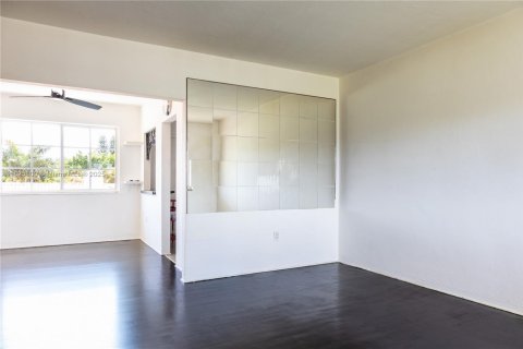 House in Miami Beach, Florida 1 bedroom, 515.51 sq.m. № 1794266 - photo 4
