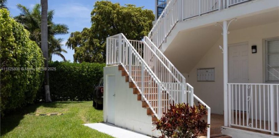 House in Miami Beach, Florida 1 bedroom, 515.51 sq.m. № 1794266