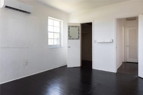 House in Miami Beach, Florida 1 bedroom, 515.51 sq.m. № 1794266 - photo 11