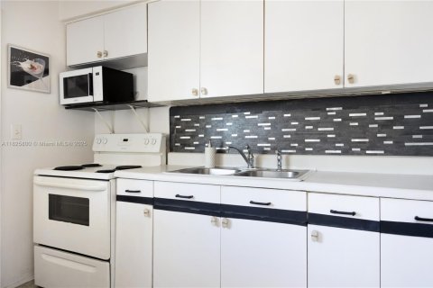 House in Miami Beach, Florida 1 bedroom, 515.51 sq.m. № 1794266 - photo 8