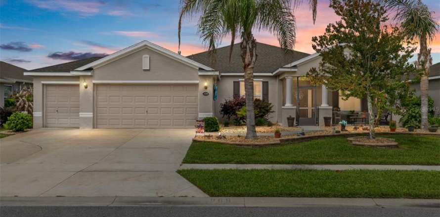 House in Leesburg, Florida 4 bedrooms, 234.49 sq.m. № 2201356