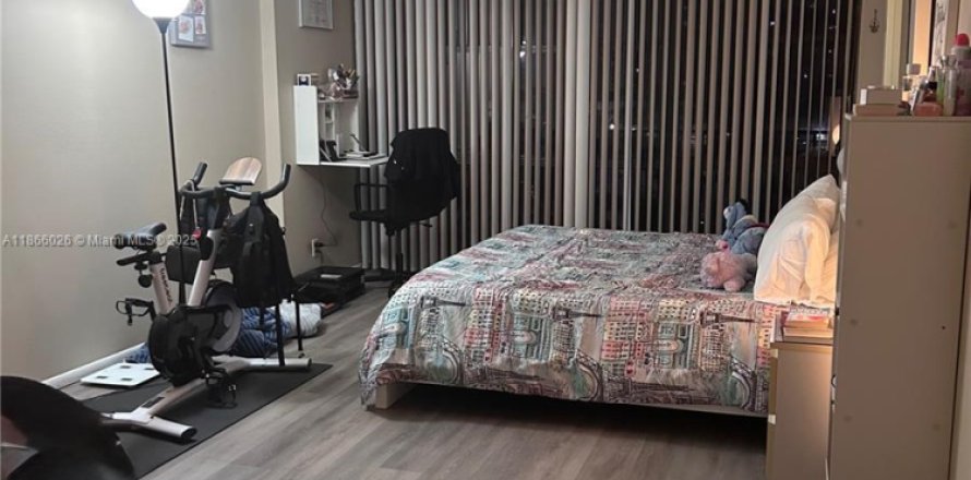 Condo in Hallandale Beach, Florida, 1 bedroom № 1897150
