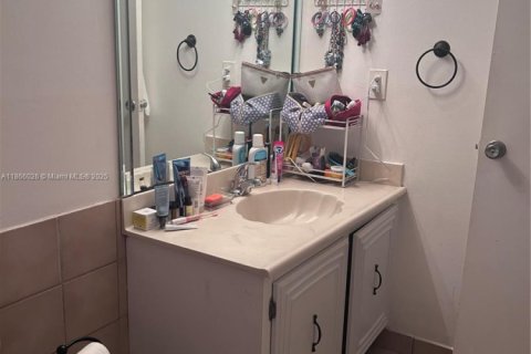 Condo in Hallandale Beach, Florida, 1 bedroom  № 1897150 - photo 13