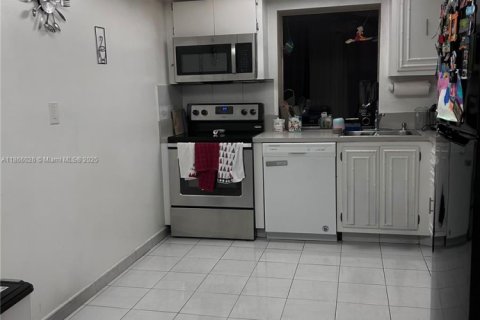Condo in Hallandale Beach, Florida, 1 bedroom  № 1897150 - photo 3