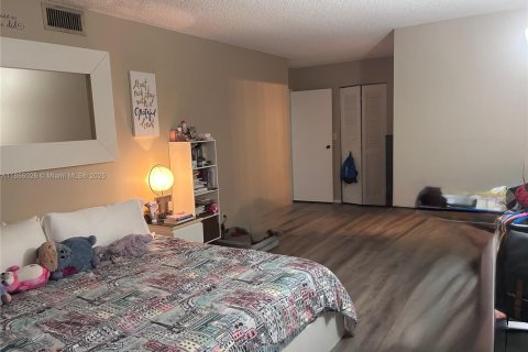 Condo in Hallandale Beach, Florida, 1 bedroom  № 1897150 - photo 2
