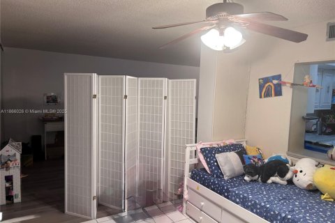 Condo in Hallandale Beach, Florida, 1 bedroom  № 1897150 - photo 4
