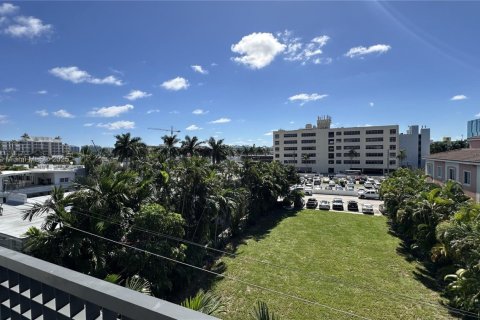 Condominio en venta en Bay Harbor Islands, Florida, 2 dormitorios, 123 m2 № 1954395 - foto 1