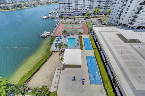 Condo in Aventura, Florida, 1 bedroom  № 1861165 - photo 4