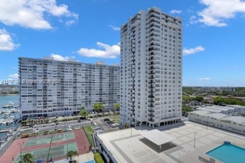 Condo in Aventura, Florida, 1 bedroom  № 1861165 - photo 2