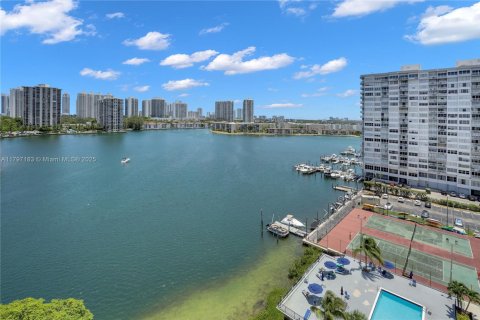 Condo in Aventura, Florida, 1 bedroom  № 1861165 - photo 1