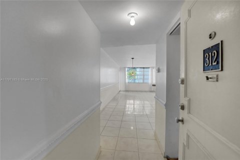 Condo in Aventura, Florida, 1 bedroom  № 1861165 - photo 6