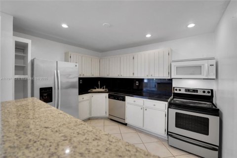 Condo in Aventura, Florida, 1 bedroom  № 1861165 - photo 12