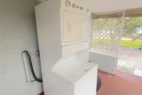 House in Miami, Florida 2 bedrooms, 94.76 sq.m. № 1994802 - photo 16