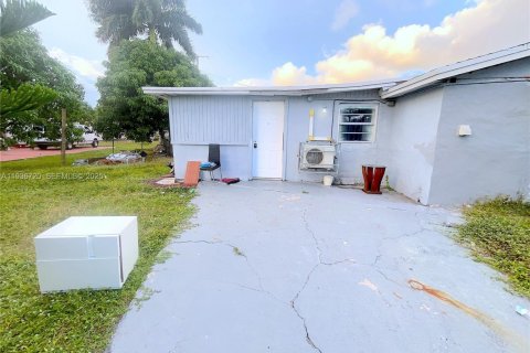 House in Miami, Florida 2 bedrooms, 94.76 sq.m. № 1994802 - photo 2