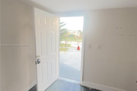 House in Miami, Florida 2 bedrooms, 94.76 sq.m. № 1994802 - photo 8