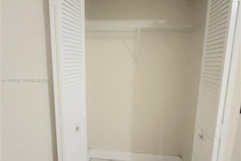 House in Miami, Florida 2 bedrooms, 94.76 sq.m. № 1994802 - photo 7