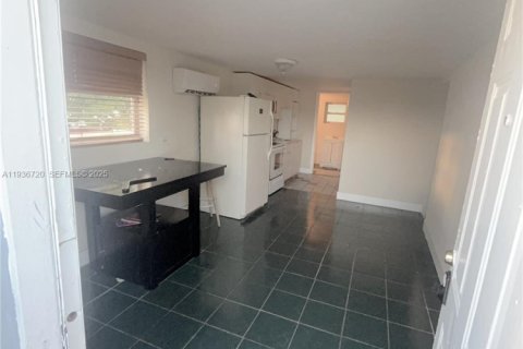House in Miami, Florida 2 bedrooms, 94.76 sq.m. № 1994802 - photo 13