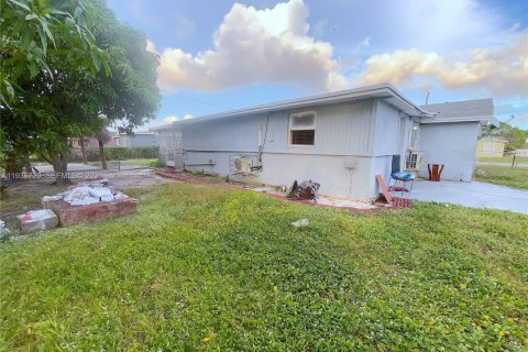 House in Miami, Florida 2 bedrooms, 94.76 sq.m. № 1994802 - photo 1