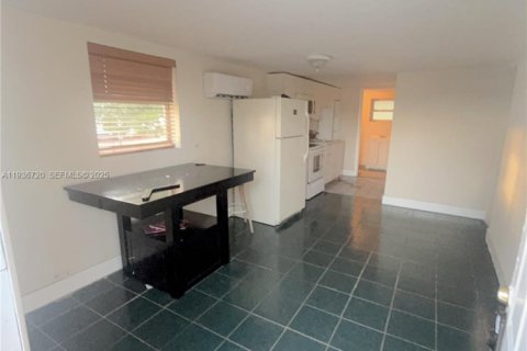 House in Miami, Florida 2 bedrooms, 94.76 sq.m. № 1994802 - photo 14
