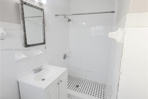 House in Miami, Florida 2 bedrooms, 94.76 sq.m. № 1994802 - photo 17