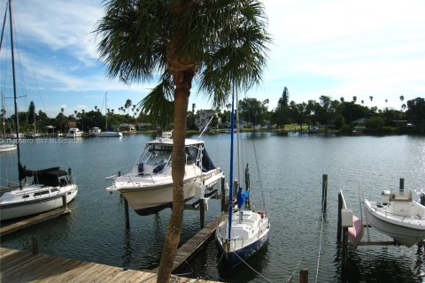 Condominio en venta en Saint Petersburg, Florida, 2 dormitorios, 110.55 m2 № 2034677 - foto 24