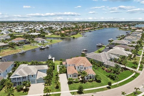 House in Apollo Beach, Florida 6 bedrooms, 544.69 sq.m. № 2120246 - photo 2