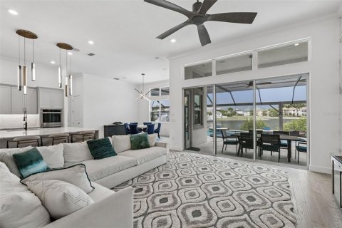 House in Apollo Beach, Florida 6 bedrooms, 544.69 sq.m. № 2120246 - photo 12