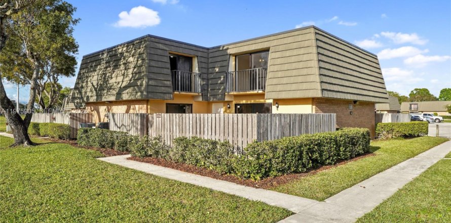 Townhouse in West Palm Beach, Florida 2 bedrooms, 114.83 sq.m. № 2042407