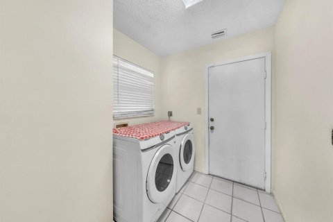 House in Coral Springs, Florida 4 bedrooms, 245.91 sq.m. № 2088313 - photo 20