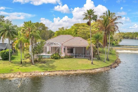 House in Coral Springs, Florida 4 bedrooms, 245.91 sq.m. № 2088313